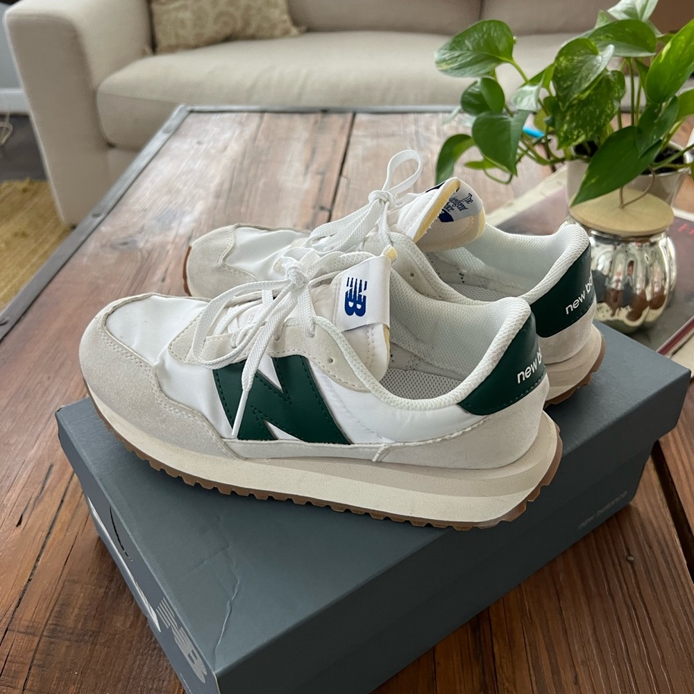 New Balance 237 tennis shoes